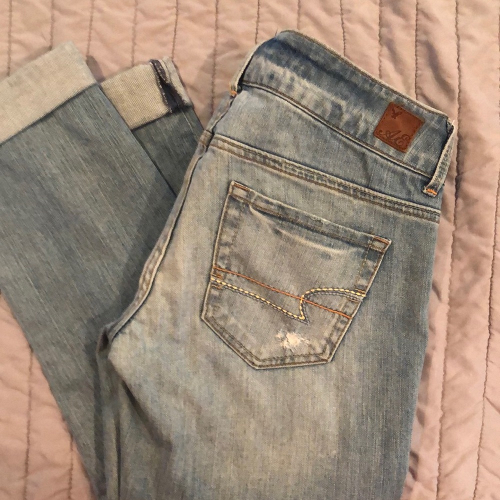AEO Low Rise Ankle Cropped Jeans in gently used condition.  Super cute on.